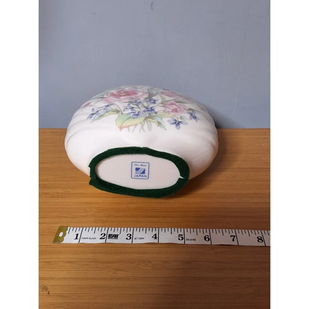 Vintage Floral‎ Clamshell Shaped Vase. Made In Japan. 1 Chip On Inside(pictured)